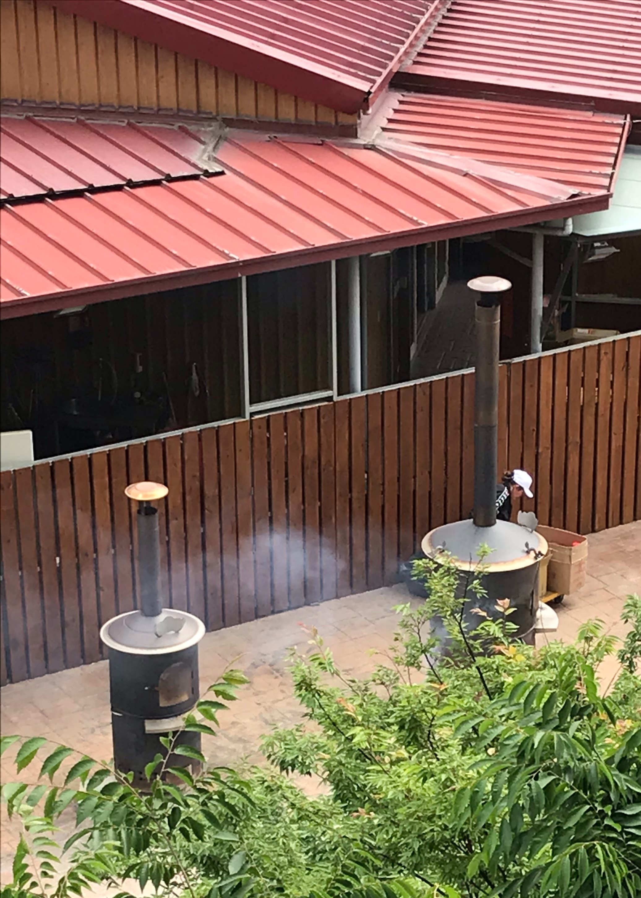 台中市空汙問題嚴重,住宅區眾多宮廟燃燒紙錢燃放煙火鞭炮無法可管嗎?何不立法嚴格管制?